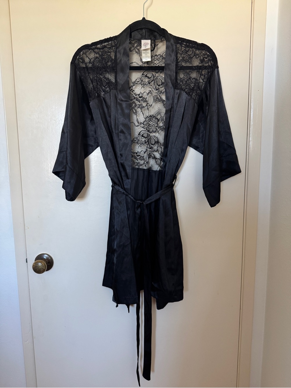 In Bloom by Jonquil Lace-Back Satin Robe in black size M/L